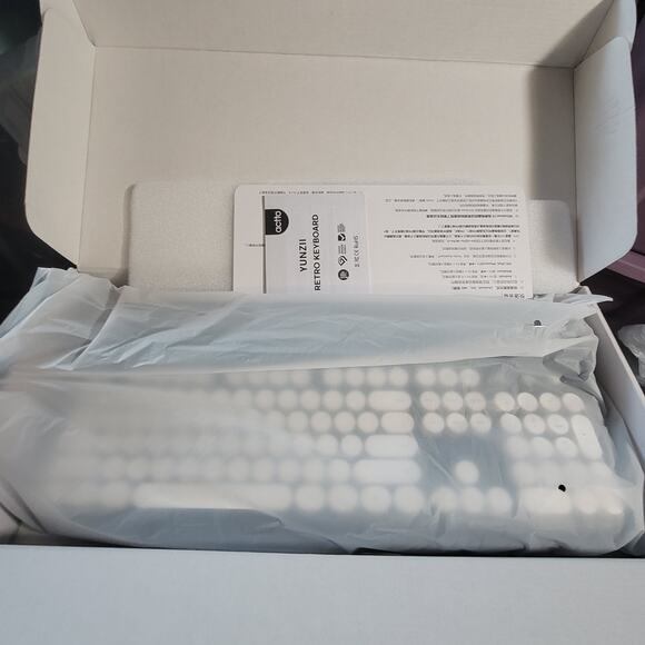 Accto Retro Bluetooth Keyboard - Picture 3 of 6